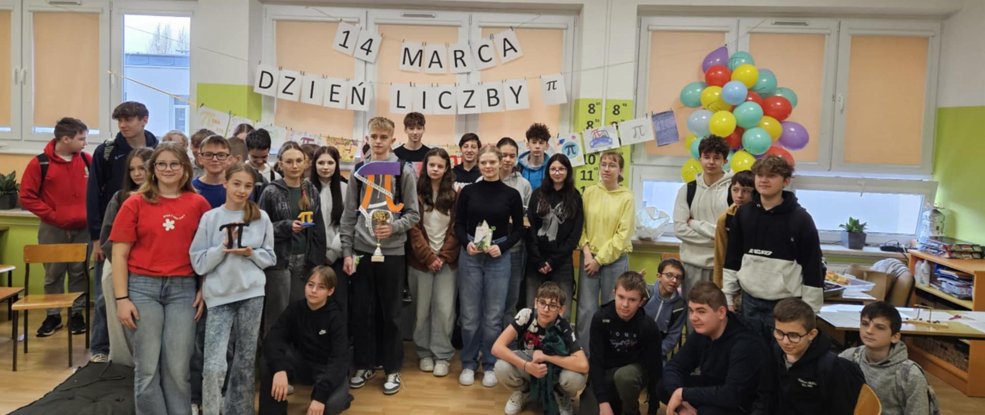 uczniowie w klasie z liczbą pi