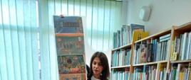 Dzieci uczestniczące w zajęciach z bibliotekarką