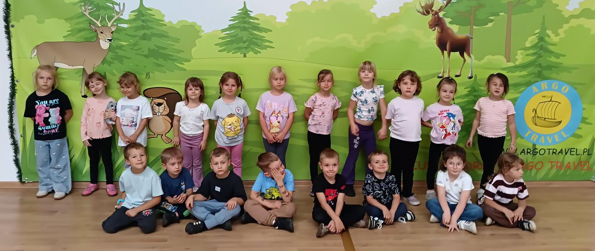 Dzieci na tle napisu POZDROWIENIA Z ARGO CITY