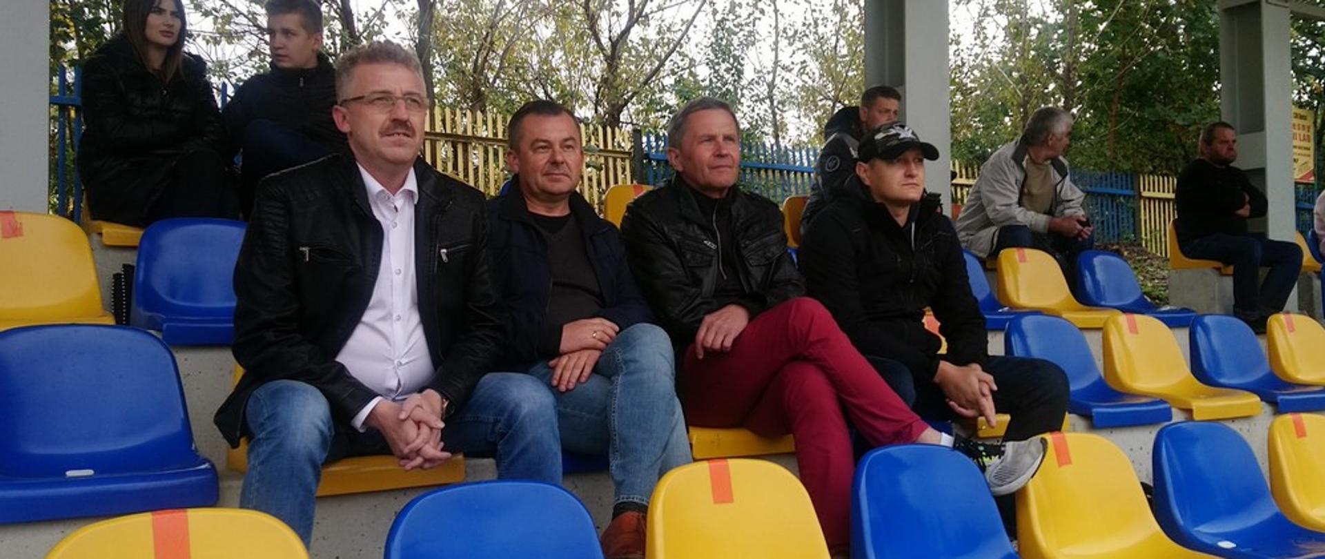 Starosta Konecki Grzegorz Piec z Członkiem Zarządu Jarosławem Staciwą na trybunach stadionu 