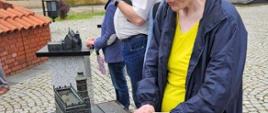 Zwiedzanie - kobieta czyta tablicę dotykową
