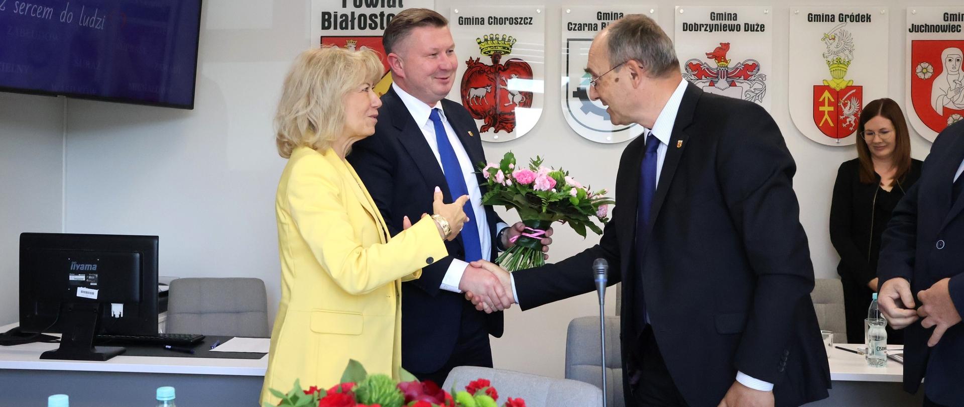 Gratulacje i kwiaty po wyborze
