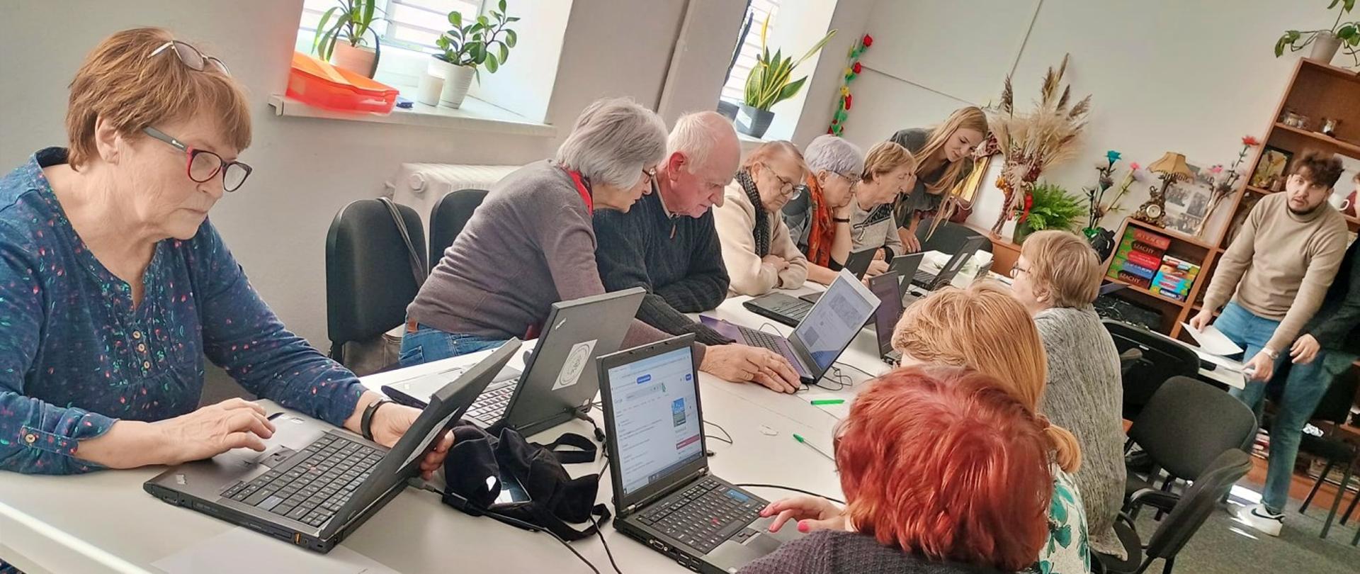 seniorzy podczas zajęć komputerowych