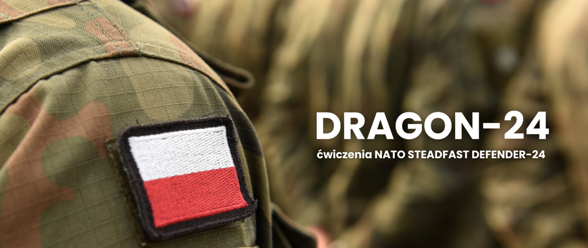 banner na którym znajduję się element ubrania żołnierza z flagą Polski, z prawej strony umieszczony jest napis DRAGON-24 ćwiczenia NATO STEADFAST DEFENDER-24