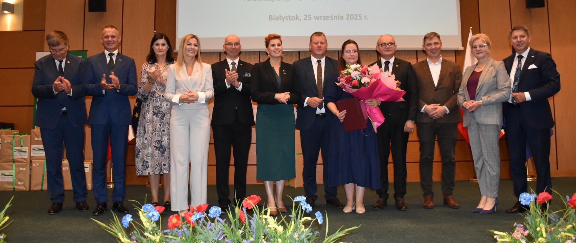 Nagrodę wicemistrzowi AgroLigi Anecie Woźniak-Perkowskiej - firmie GreenFlor z Moskwina w gminie Wyszki wręczył m.in. członek zarządu Powiatu Bielskiego Maciej Bobel (trzeci z prawej)