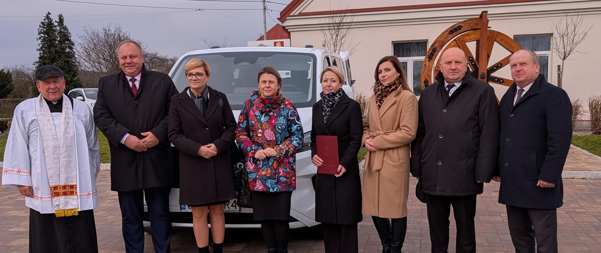 Odbiór auta dla niepełnosprawnych, na zdjęciu przedstawiciele władz lokalnych oraz Pani dyrektor PFRON i proboszcz parafii