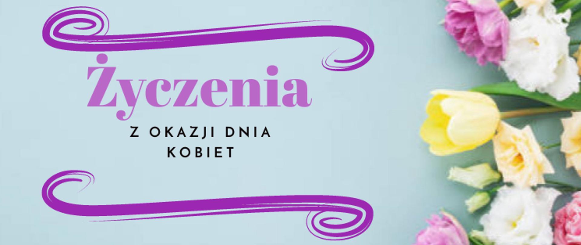 Na błękitnym tle napis: Życzenia z okazji Dnia Kobiet, z prawej strony fragmenty kolorowych kwiatów