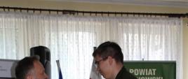 Moment wręczenia nagród laureatom konkursów
