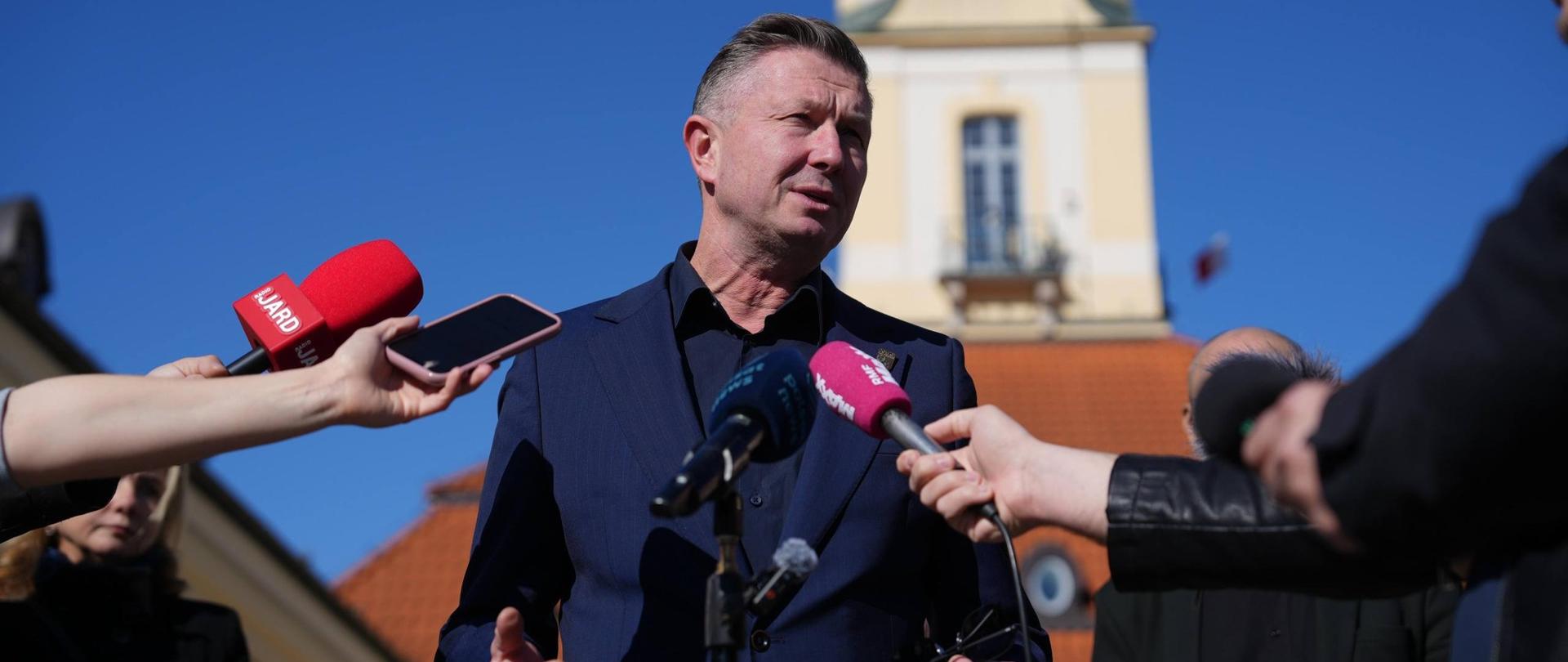 Starosta na konferencji prasowej