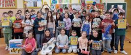 Grupa uczniów nagrodami zdobytymi w akcji "Szkoła pełna Talentów" 