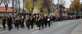 na zdjęciu przemarsz zaproszonych gości pod pomnik