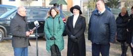 Uczestnicy zebrani na uroczystości - przemawia Starosta Hajnowski