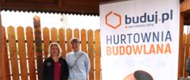 Przedstawiciele firm biorących udział w targach pozują do zdjęcia