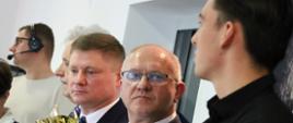 Moment wręczenia nagród i pucharów sportowcom