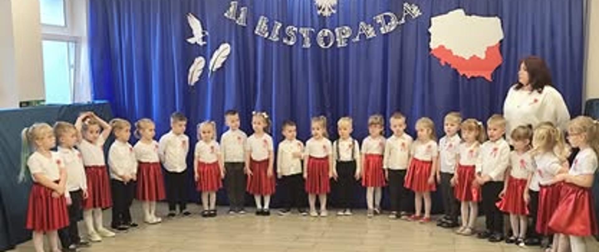 Dzieci w strojach galowych