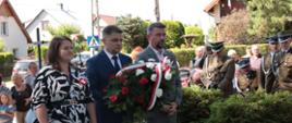 Delegacje składają kwiaty przy pomniku - na zdjęciu delegacja Urzędu Miasta Hajnówka - Burmistrz Ireneusz Roman Kiendyś, Przewodniczący Rady Marcin Bołtryk i Wiceprzewodnicząca Rady Emilia Siegień