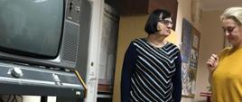 Podczas zajęć - psychodietetyk sprawdza wagę uczestniczki zajęć