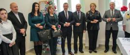 zdjęcie grupowe na którym znajdują się od lewej podopieczna ŚDS, pracownicy PCPR-u, Przewodniczący Rady Powiatu Zambrowskiego, Edward Lipiński, dyrektor ŚDS, wicestarosta zambrowski