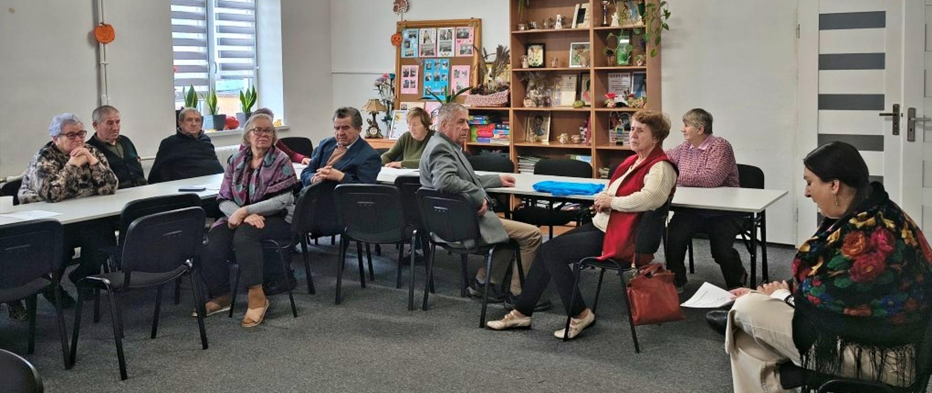 seniorzy podczas zajęć z psychologiem