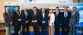 Uczestnicy wydarzenia, w tym przedstawiciele Powiatu Hajnowskiego pozują do wspólnego zdjęcia