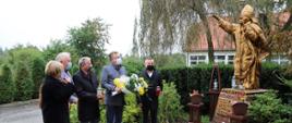 Starosta Grzegorz Piec radny Robert Plech oraz Naczelnik Wydziału Promocji i Kultury Marian Wikiera pod pomnikiem św. Jana Pawła II w Rogowie