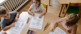 Dzieci kolorują malowanki, nawiązujące do tematyki bezpieczeństwa