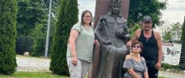 Uczestnicy wycieczki pozują przy pomniku Aleksandra Jagiellończyka