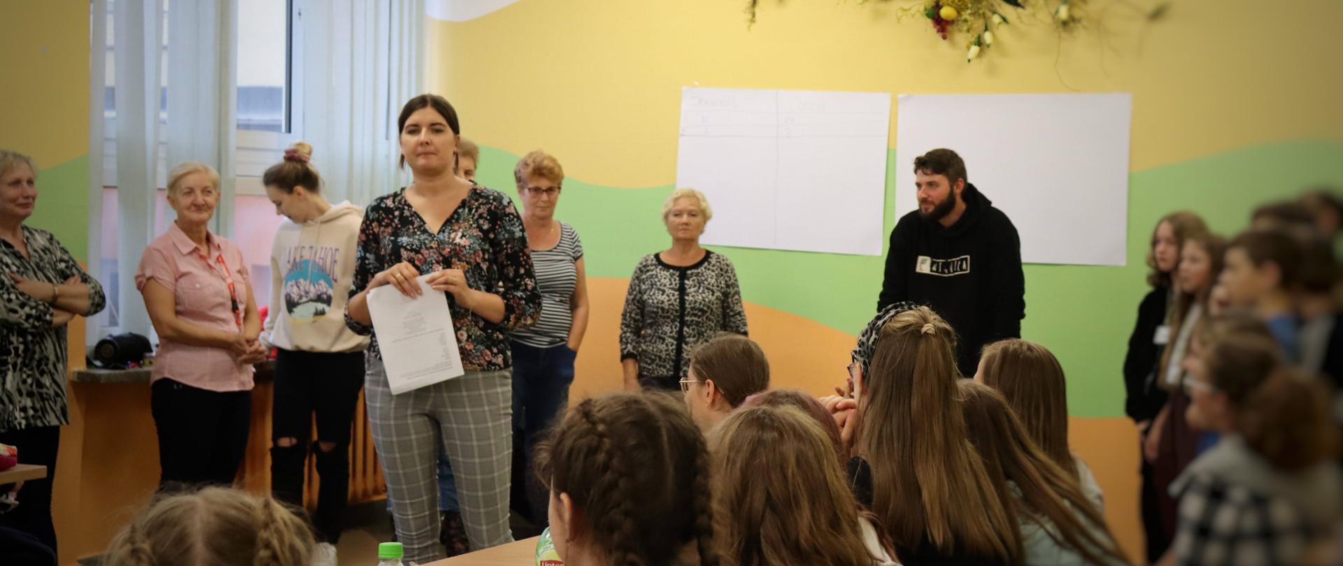 Członkowie Klubu "Senior+" na spotkaniu międzypokoleniowym w szkole podstawowej