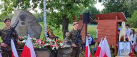 Warta honorowa przy pomniku w Jeziorach 53 batalionu lekkiej piechoty 5 Mazowieckiej Brygady Obrony Terytorialnej w Siedlcach