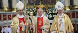 Trzech mężczyzn księża ubrani w złote ornaty. W środku ks. Prałat Janusz Łoniewski Jubilat.