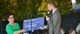 Wręczenie promesy na realizację projektu: Budowa i przebudowa dróg i parkingów na terenie Gminy Wierzbica. Na zdjęciach Wójt Gminy Wierzbica Bożena Deniszczuk, Wiceminister Sprawiedliwości Sebastian Kaleta, w tle dzieci z Gminnego Przedszkola w Wierzbicy
