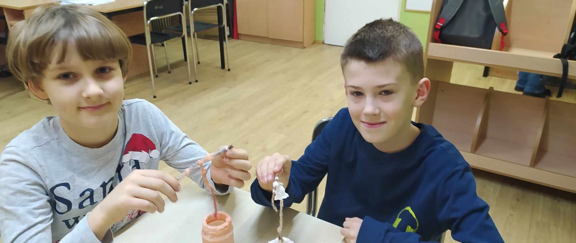 Luźne lekcje z naukowcami w szkolnej świetlicy. 