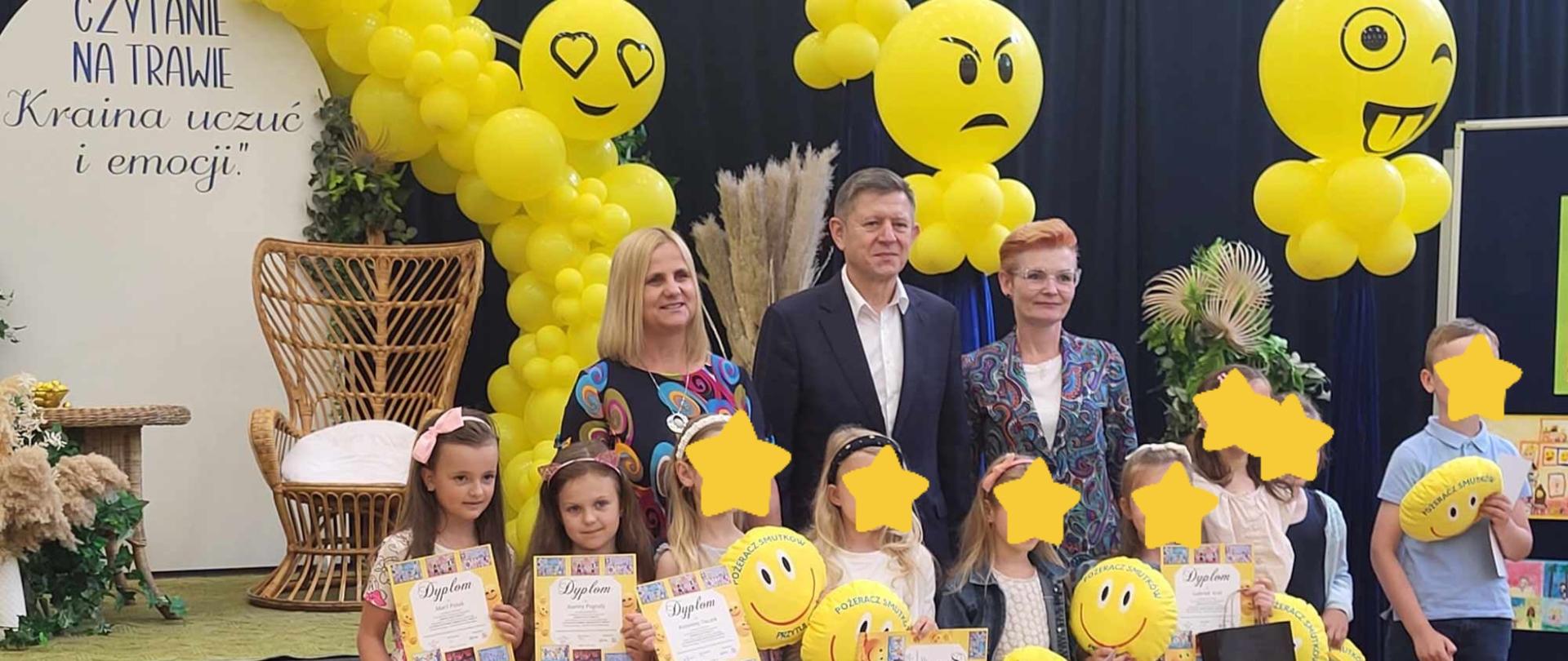 Pamiątkowe zdjęcie laureatek konkursu z organizatorami.