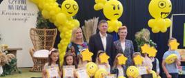 Pamiątkowe zdjęcie laureatek konkursu z organizatorami.