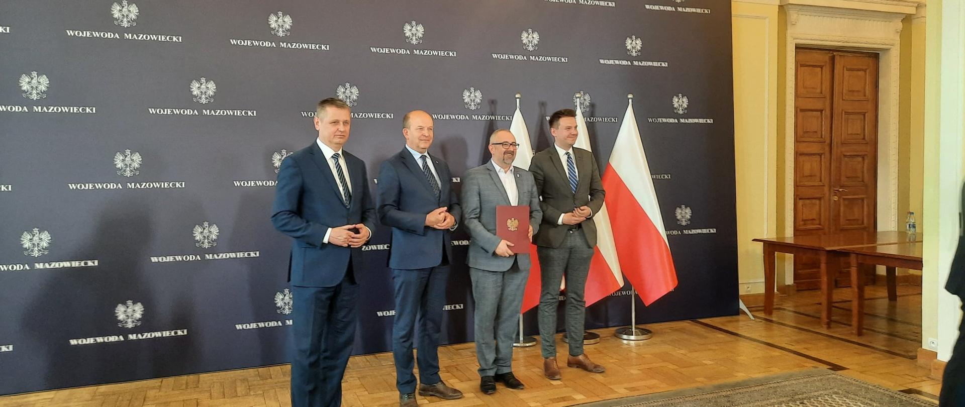Na zdjęciu Wojewoda Mazowiecki Konstanty Radziwiłł, Starosta Przasnyski Krzysztof Bieńkowski oraz urzędnicy Wojewody po podpisaniu umowy na dofinansowanie przewozów autobusowych w powiecie przasnyskim.