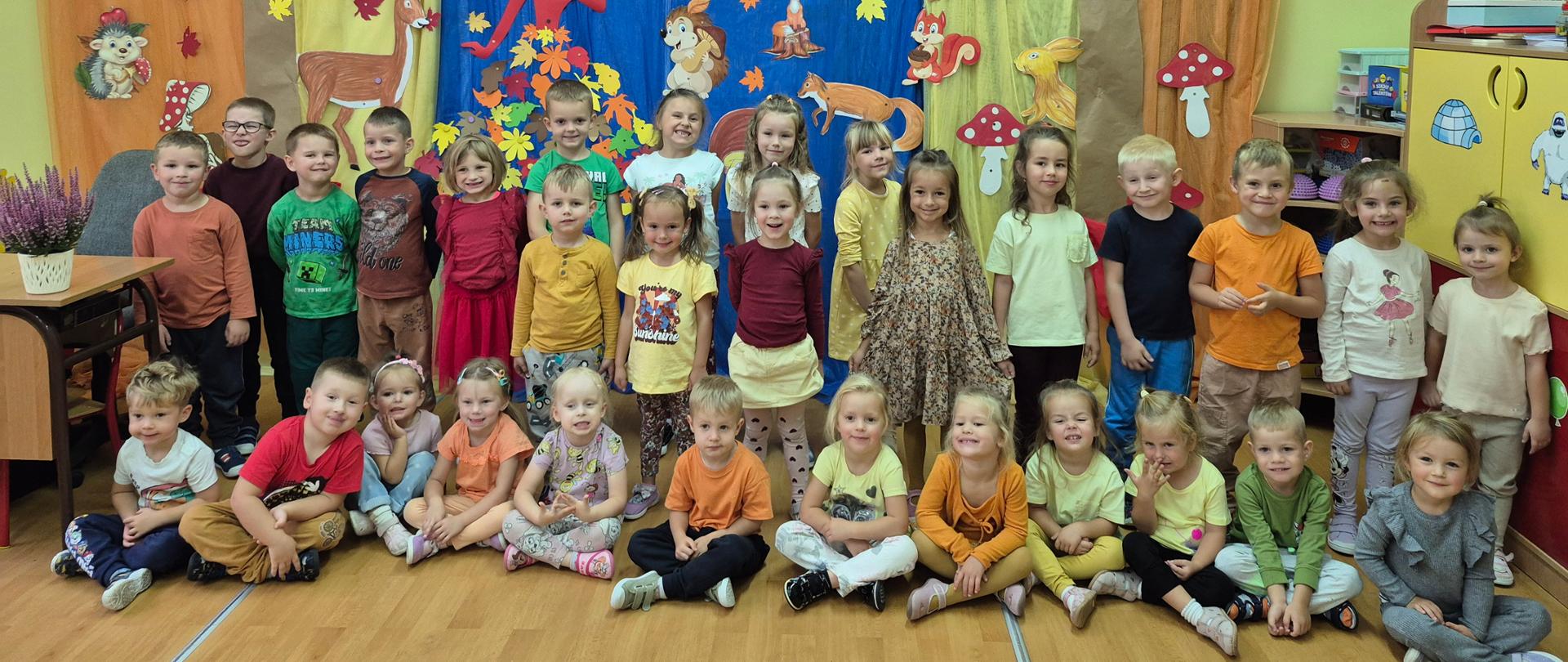 Pamiątkowe zdjęcie przedszkolaków biorących udział w zabawach z okazji Dnia Spadającego Liścia