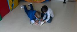 Uczniowie rozwiązujący zadania matematyczno-przyrodnicze