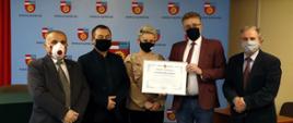 Starosta Grzegorz Piec, wicestarosta Wiesłąw Skowron, członek zarządu Jarosław Staciwa, naczelnik wydziału promocji i kultury Marian Wikiera z Justyną Rupniewską z KGW Sworzyce