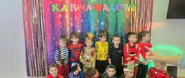 Grupa dzieci na tle dekoracji karnawałowej