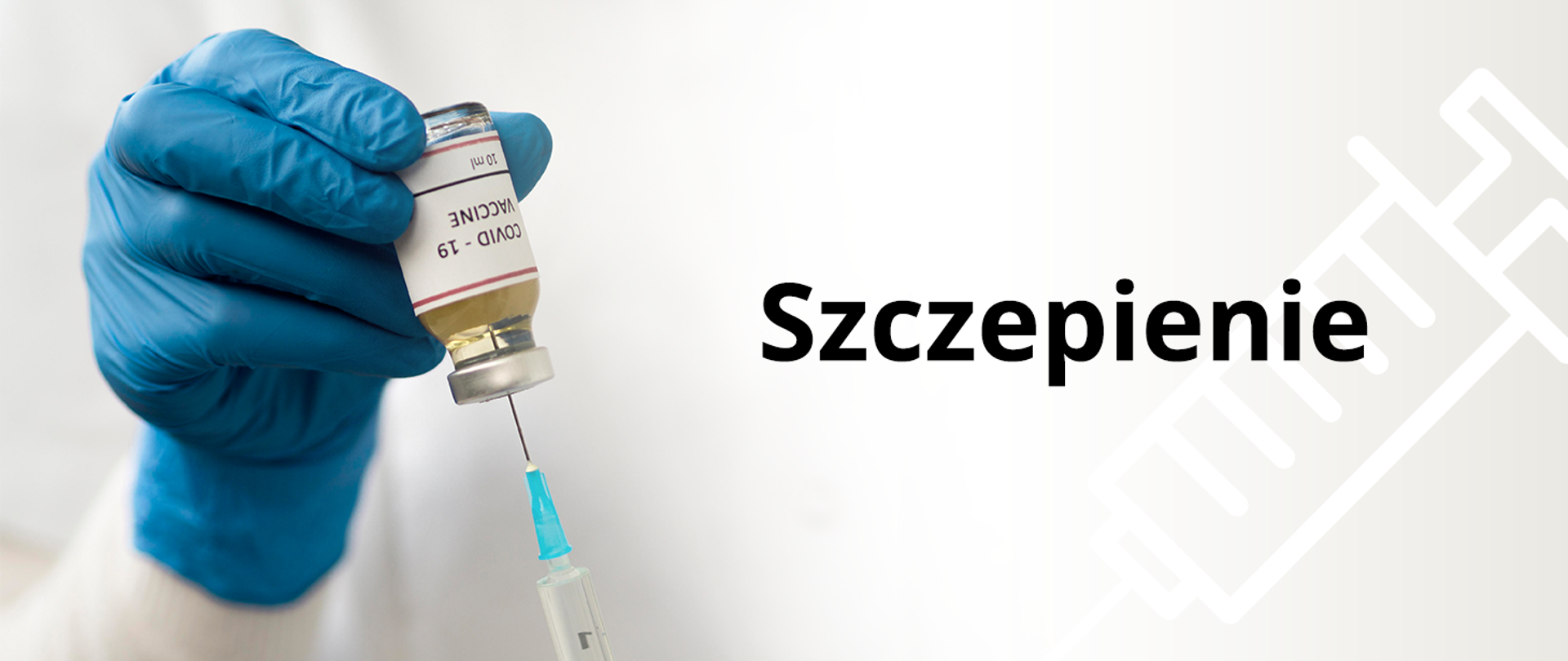 Zdjęcie przedstawia po lewej stronie dłoń w medycznej niebieskiej rękawiczce, która trzyma buteleczkę ze szczepionką i widoczną igłą ze strzykawką, po prawej stronie na beżowym tle z zarysem strzykawki napis Szczepienie.