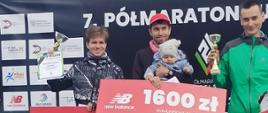 Michał Biały stojący pomiędzy dwoma zawodnikami, którzy zajęli 2 i 3 miejsce w półmaratonie