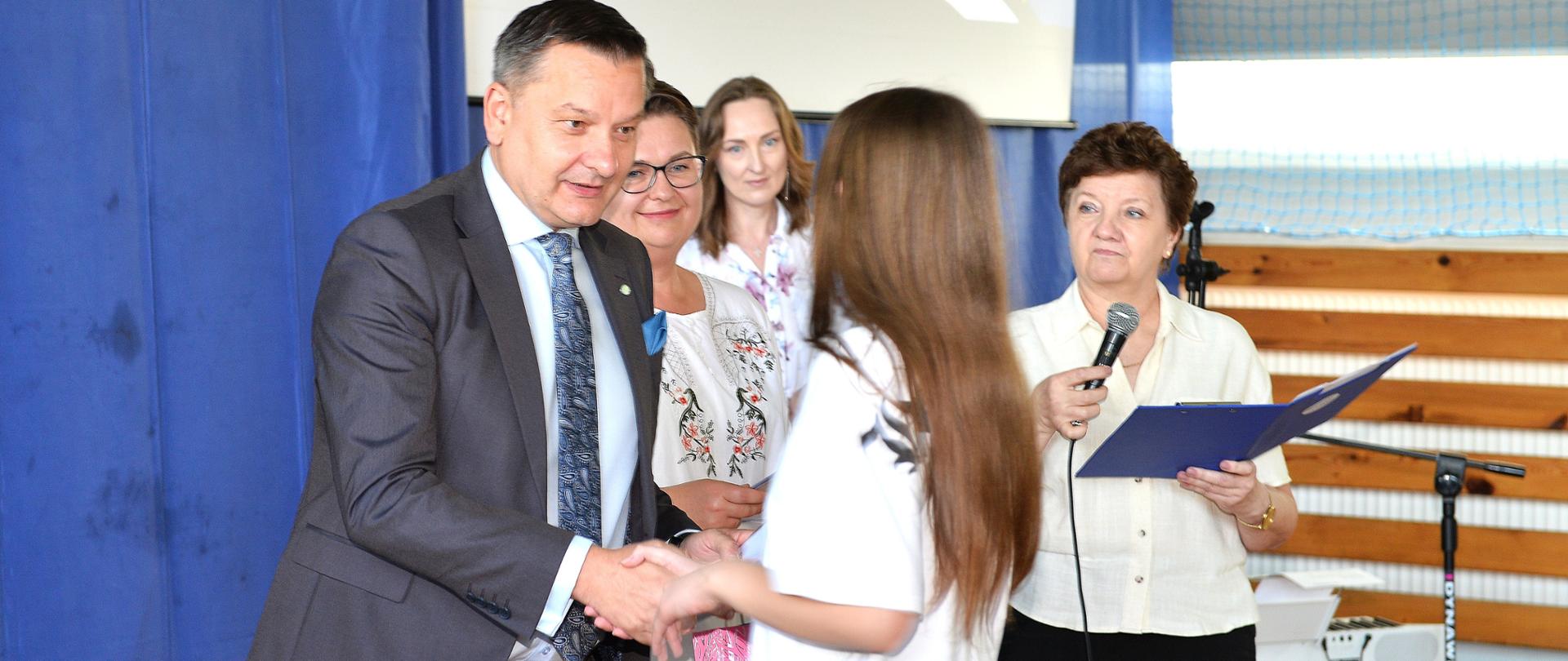 Na zdjęciu wicestarosta gratuluje laureatce konkursu.
