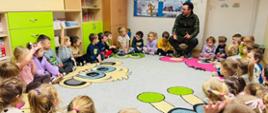 Grupa dzieci podczas spotkania z leśniczym
