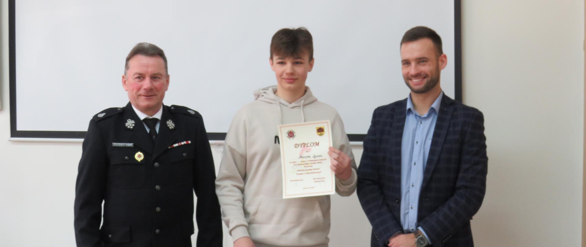 Wręczenie dyplomu za I miejsce przez wójta gminy Waldemara Sabaka oraz przewodniczącego konkursu Jacka Gajownika