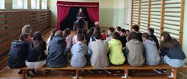 Udział uczniów klas IV-VIII w przedstawieniu profilaktycznym ,,Pułapki sieci”.