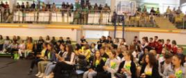 Publiczność - młodzież zgromadzona na obchodach Mazowieckiego Tygodnia Bezpieczeństwa w powiecie przasnyskim
