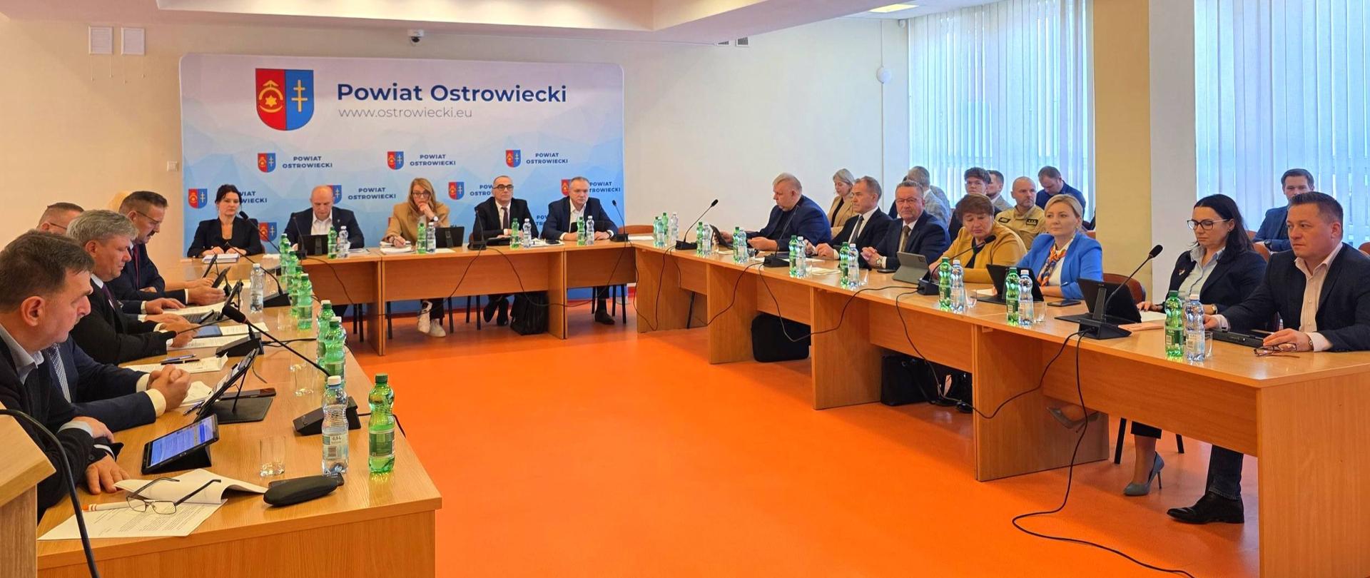 Sesja Rady Powiatu Ostrowieckiego – decyzje w sprawie dróg, programów i współpracy
z organizacjami