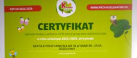 Zielone tło, na dole grafika szkoły, budynków i drzew. W prawym dolnym rogu widać misia w białej koszulce. Powyżej znajdują się białe i zielone napisy.