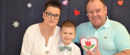 Dzieci pozują do zdjęcia wraz z dziadkami