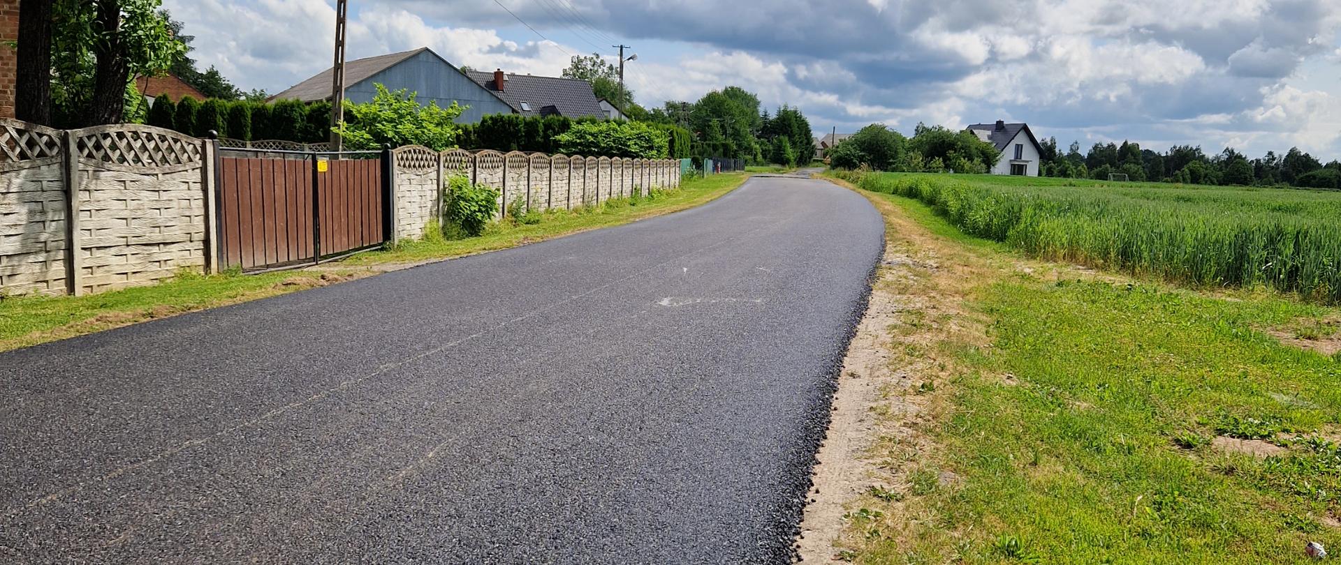Na zdjęciu widoczny jest nowo wyremontowany odcinek drogi